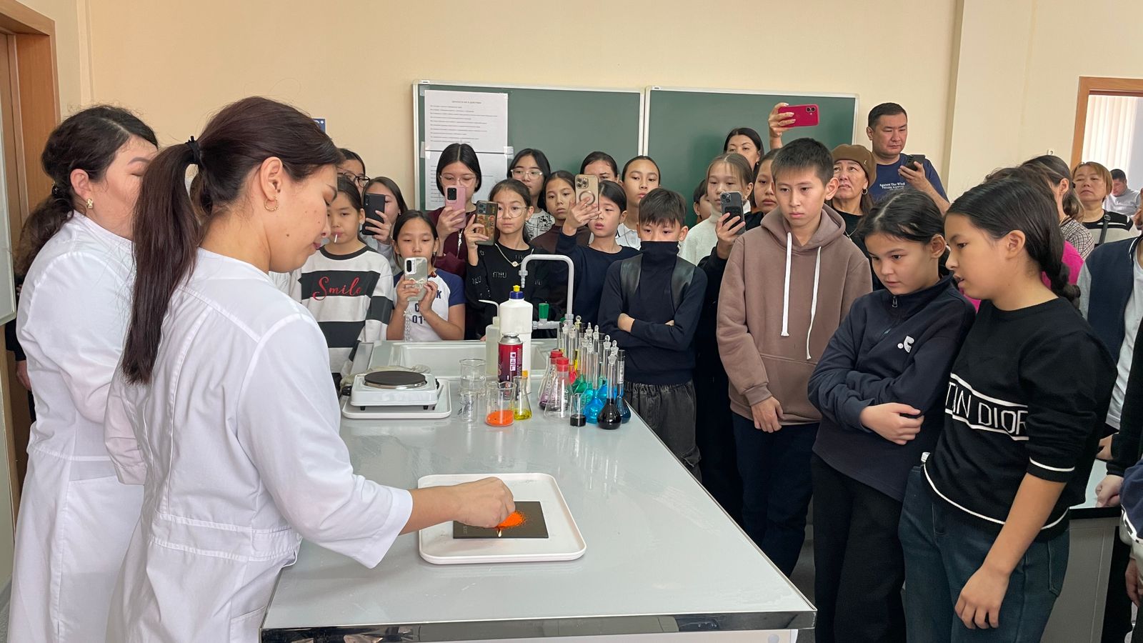 1 Ашық есік күні 500-ге жуық оқушы NIS ерекшеліктерімен танысты.jpg