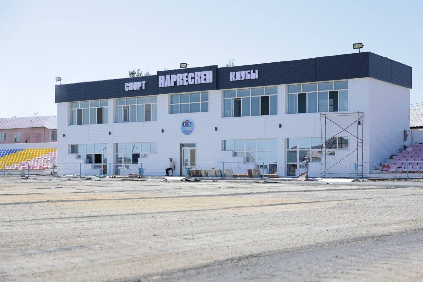 1Аудан әкімі орталық стадионның жөндеу жұмыстарымен танысты.jpg