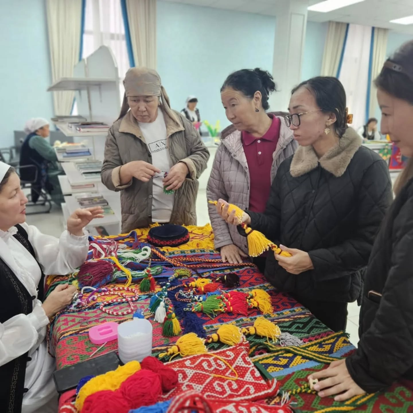 1«Ұлттық мұра – ұрпаққа аманат» қолөнер шеберлерінің көрмесі.jpg