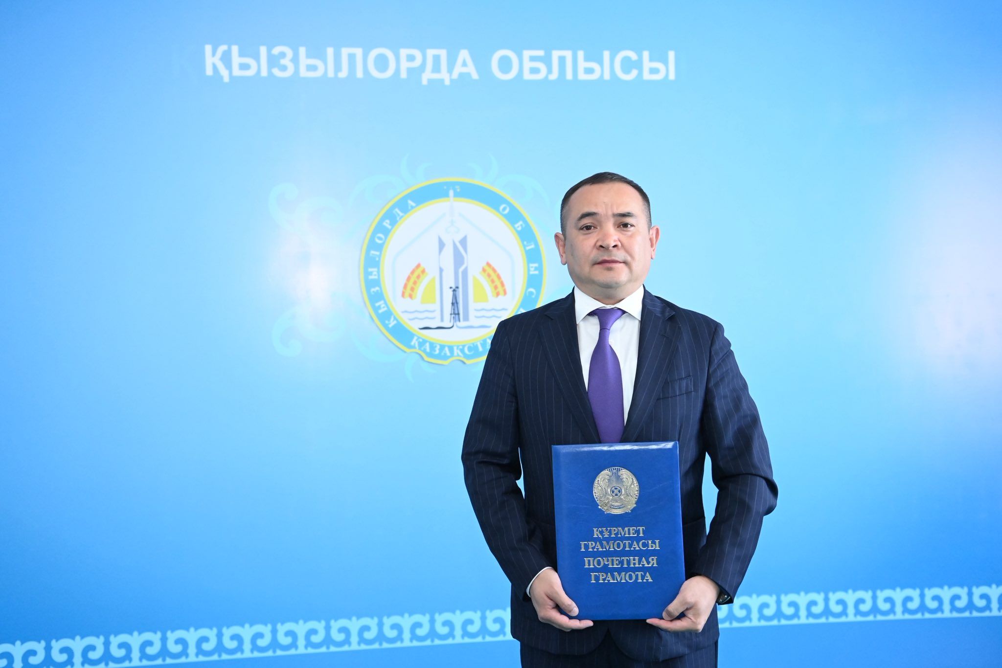 1 Әріптестері Руслан Қайрақбаевты жаңа қызметке шығарып салды.jpg