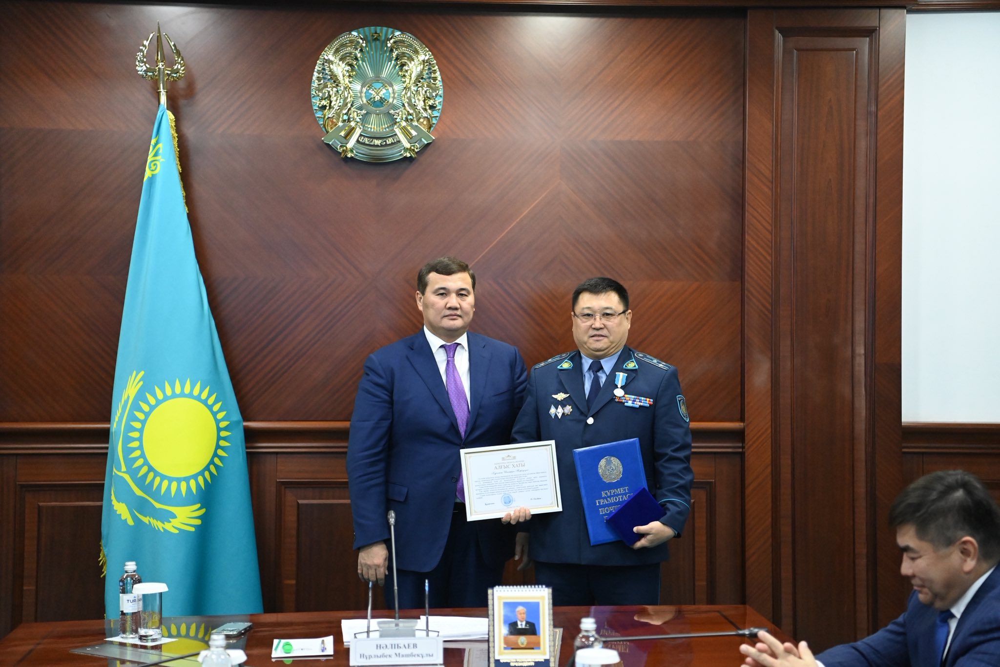 1Әріптестері Шаймерден Есенкелдиевті басқа қызметке ауысуына орай құрметпен шығарып салды.jpg
