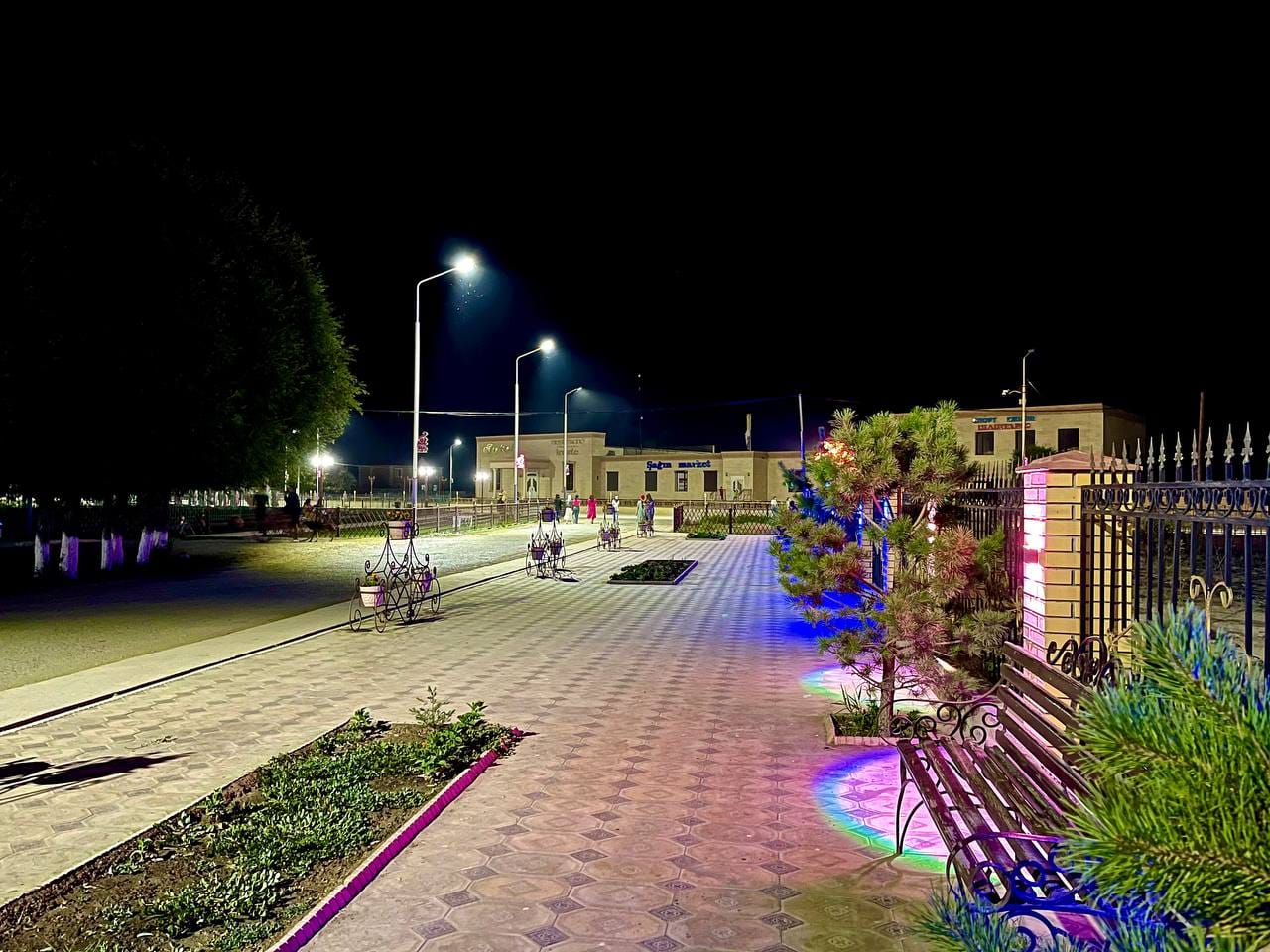 Әдемі жалаңаш кеуделер аруы