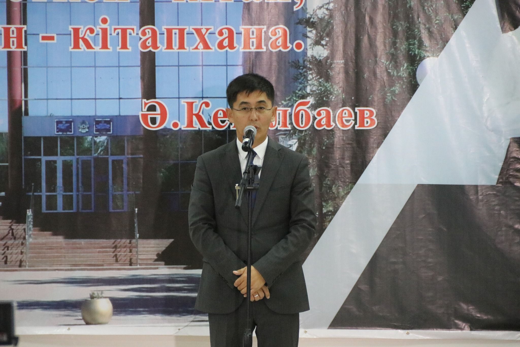 2кітапхана.jpg