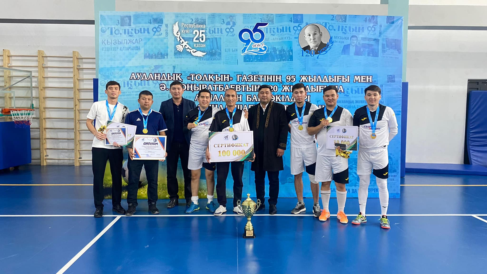 3Бұқаралық ақпарат құралдары өкілдері теңбіл доп бәсекесінде бақ сынасты.jpg