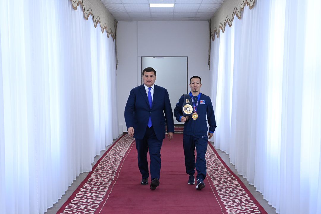 5 Қызылорда облысының әкімі Әлем чемпионы мен бапкеріне пәтер және көлік кілттерін табыс етті.jpg