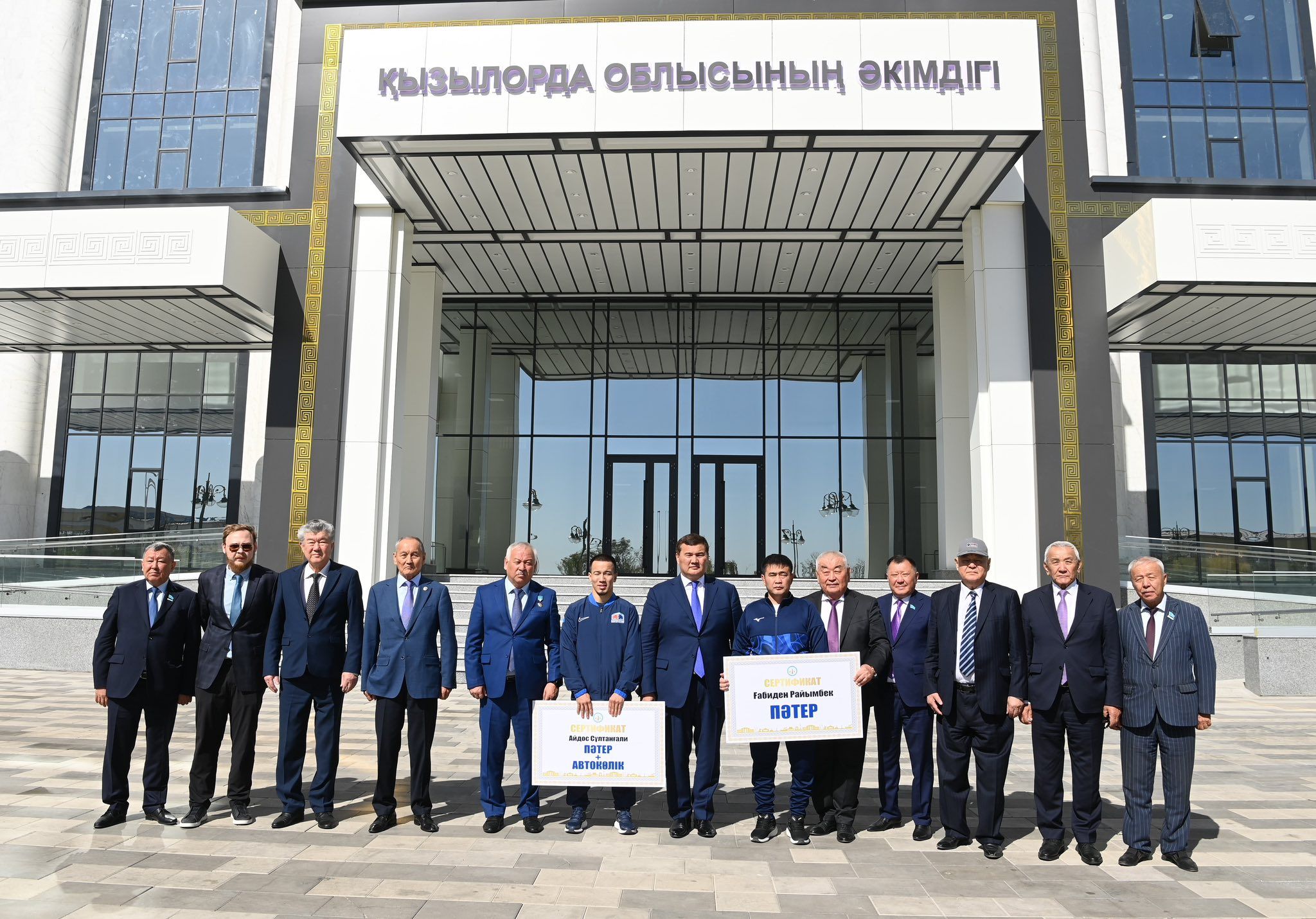 6 Қызылорда облысының әкімі Әлем чемпионы мен бапкеріне пәтер және көлік кілттерін табыс етті.jpg