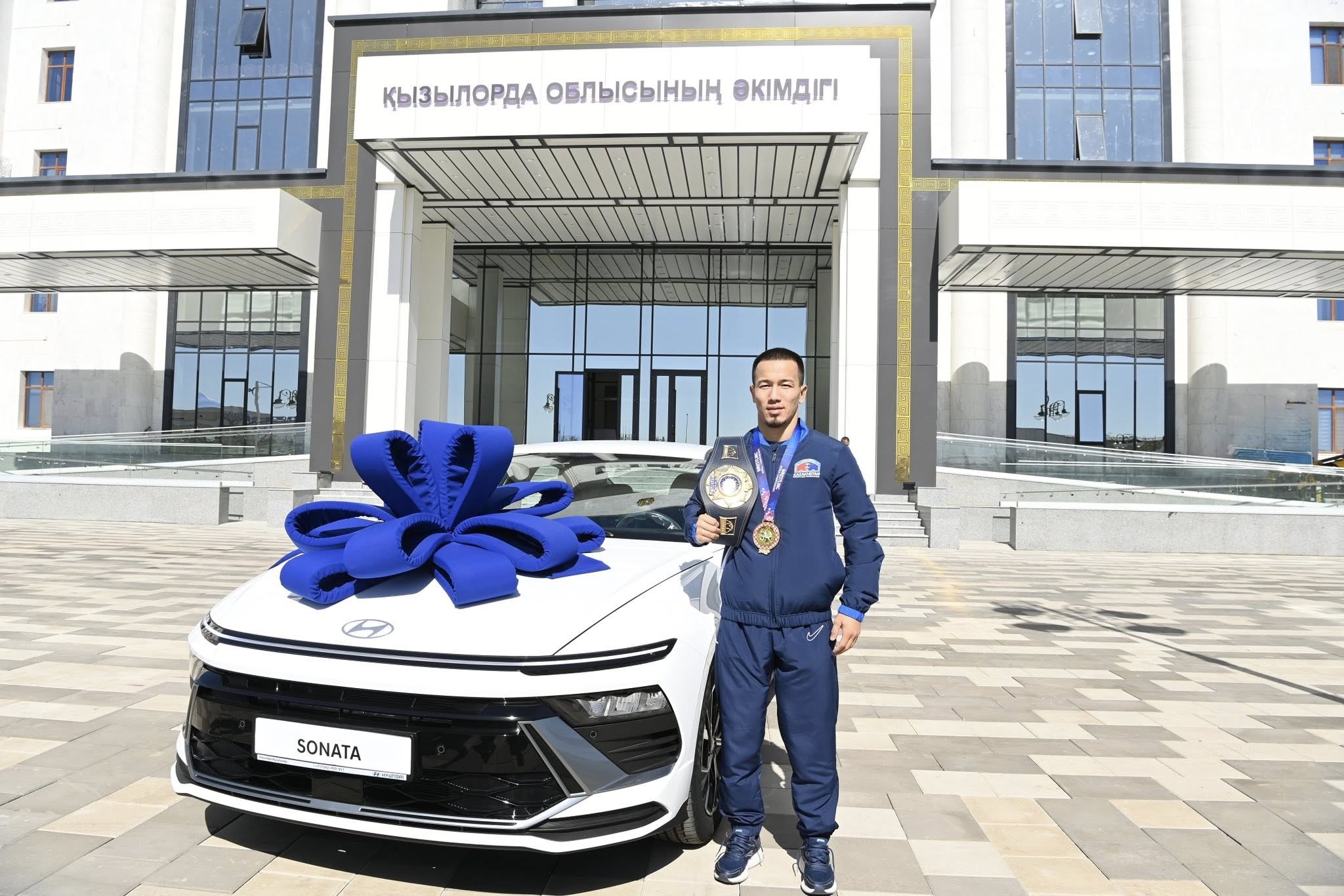7 Қызылорда облысының әкімі Әлем чемпионы мен бапкеріне пәтер және көлік кілттерін табыс етті.jpg