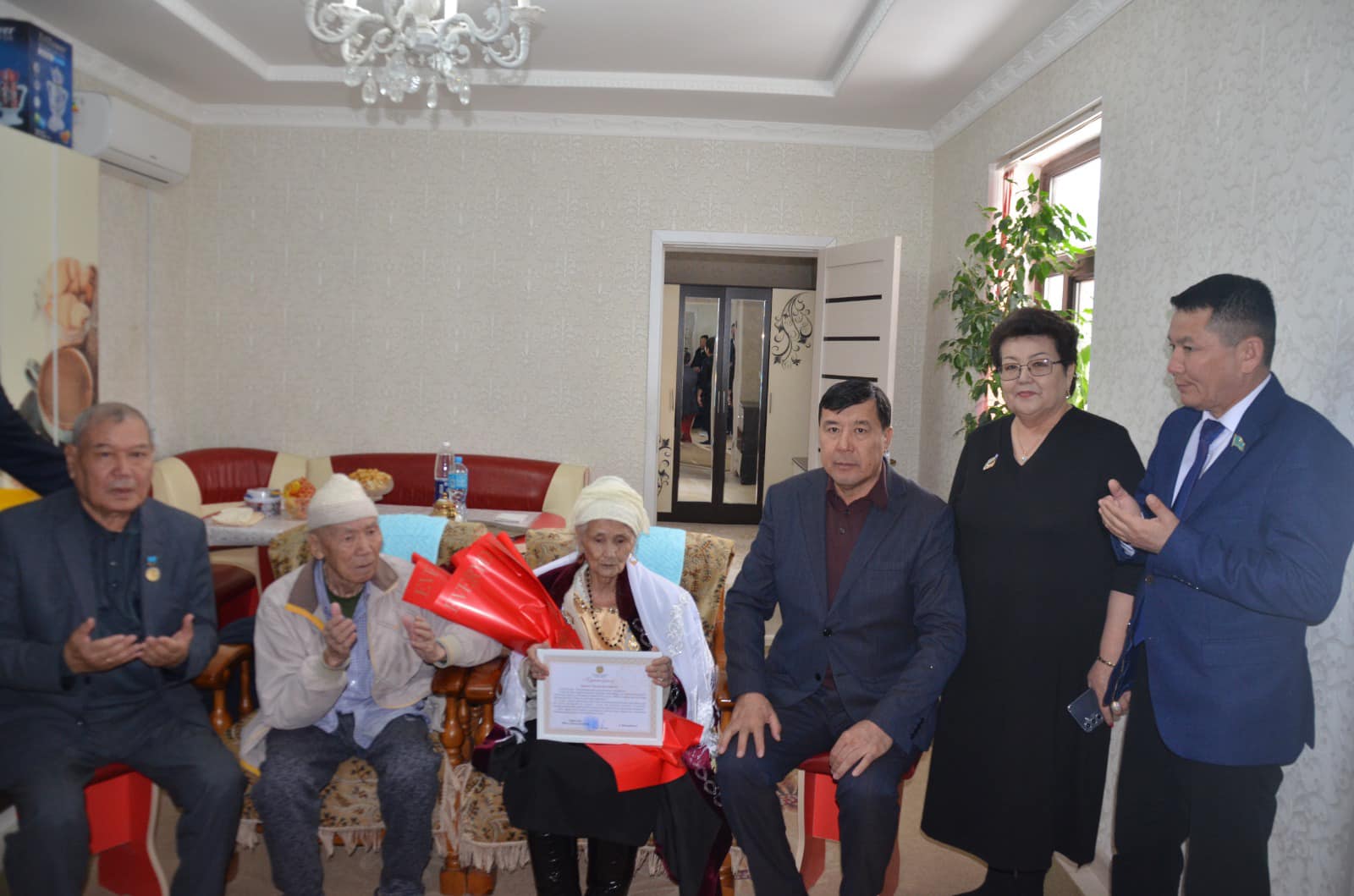 Ақ жаулықты аналарды құттықтады.jpg