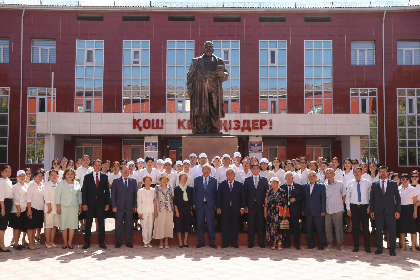 Абай ескерткішіне гүл қою 2.jpg