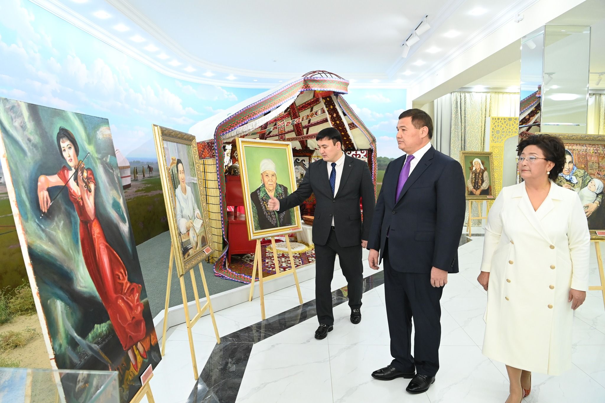 Аймақ басшысы Анаға тағзым.jpg