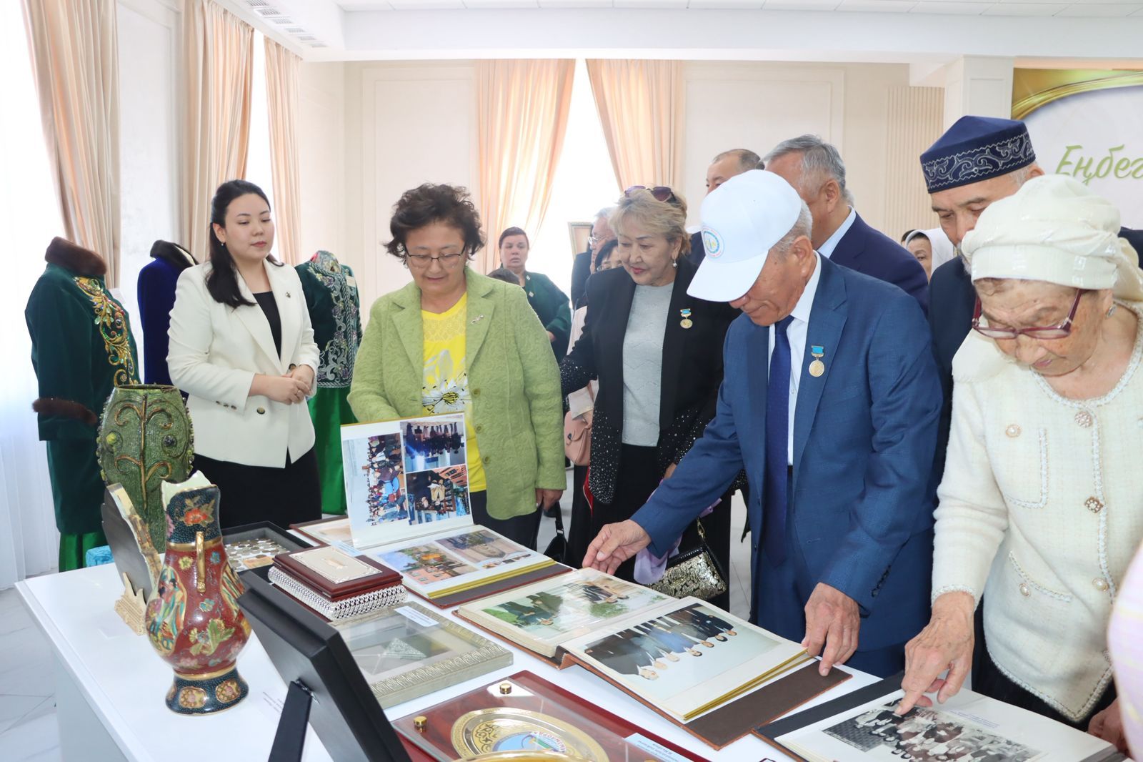 Алмагүл Божанова көрме 2.jpg