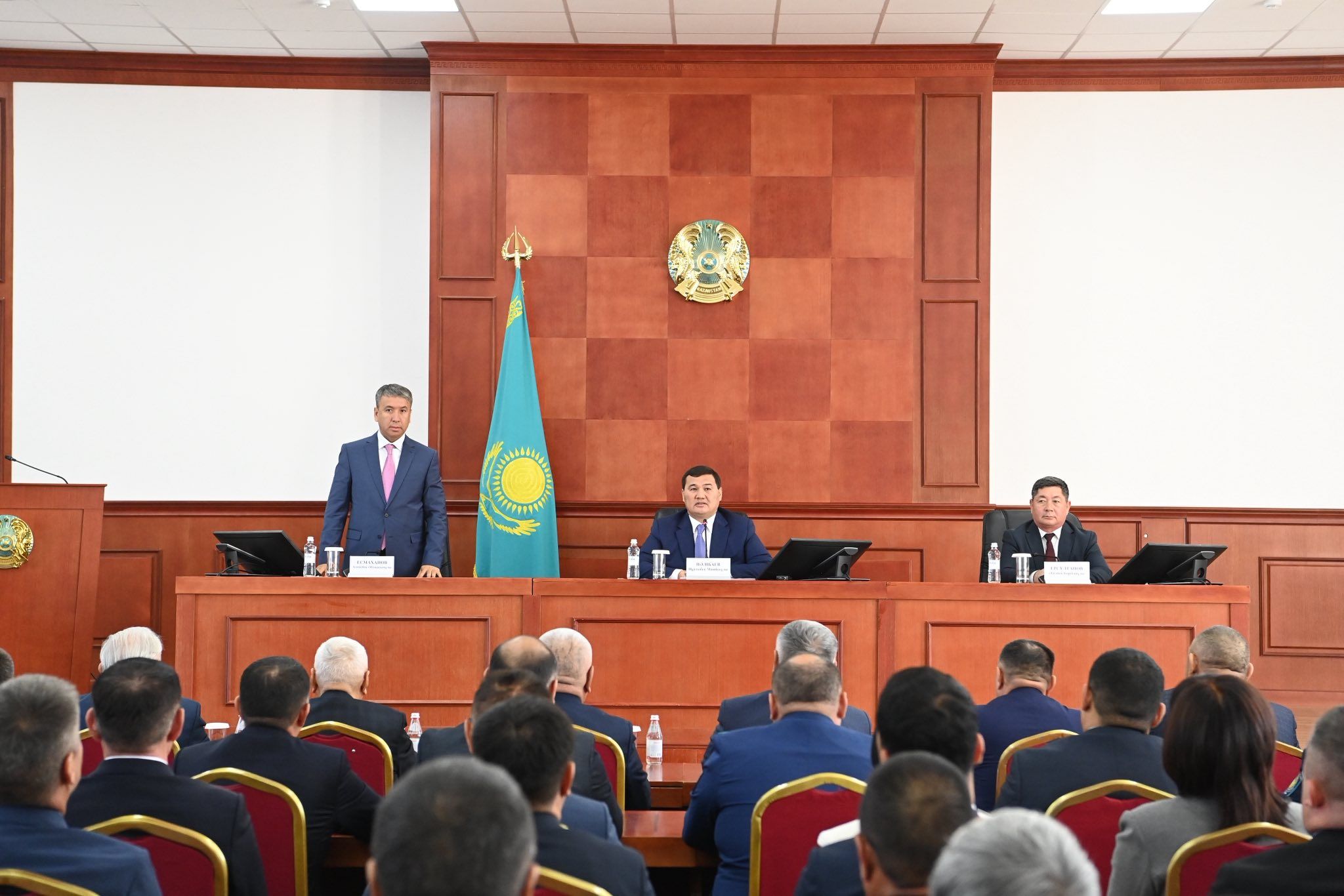 Алмасбек Есмаханов Қазалы ауданының әкімі болып сайланды.jpg