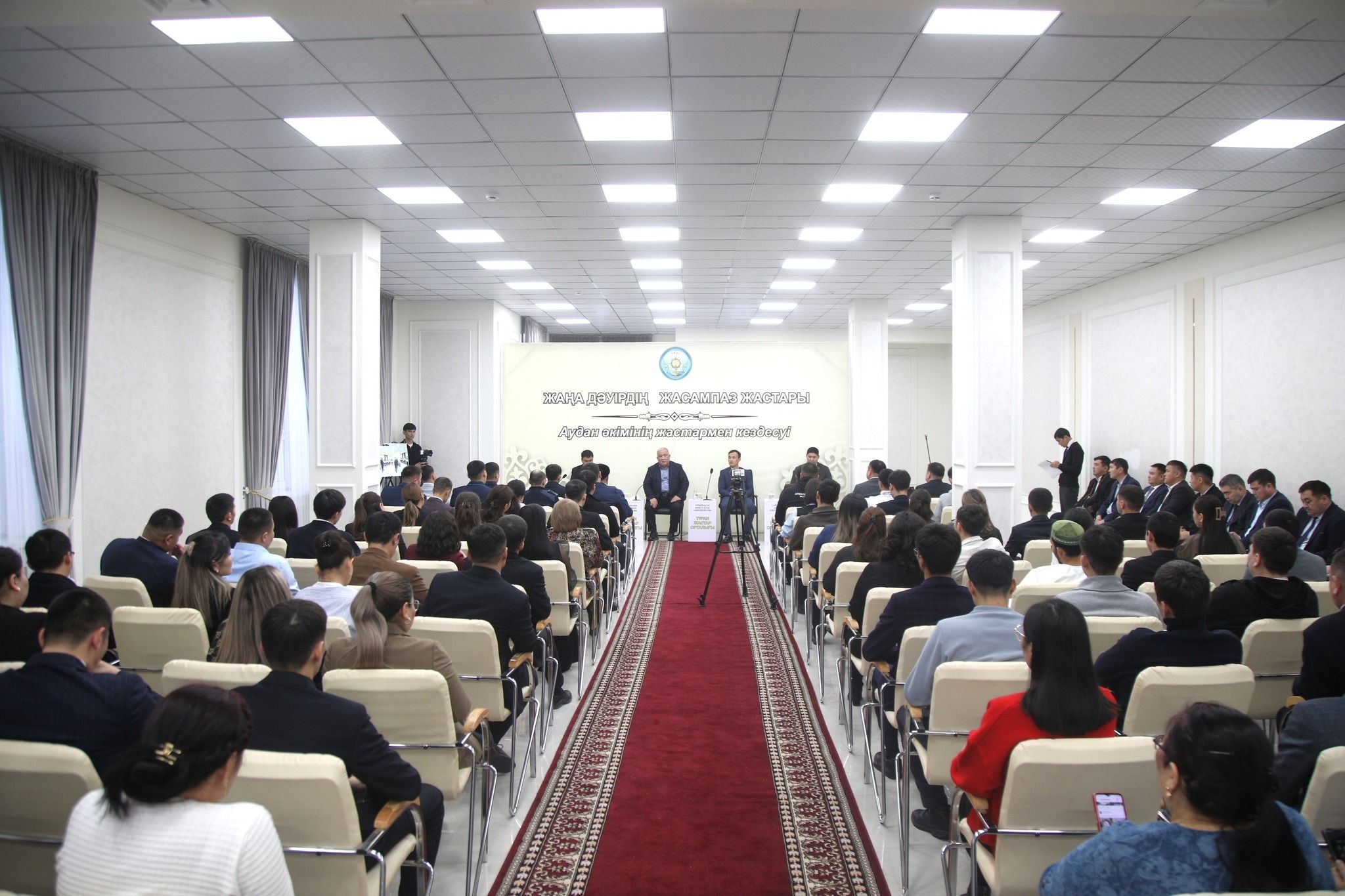 Арал ауданының әкімі жастарымен жүздесті1.jpg