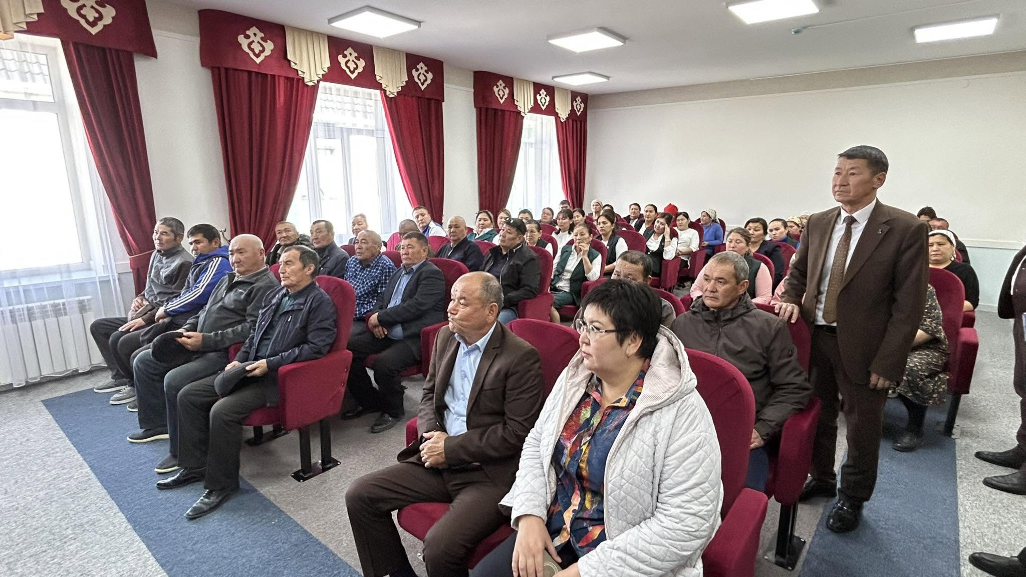 Арал әкімі тұрғындармен кездесу.jpg