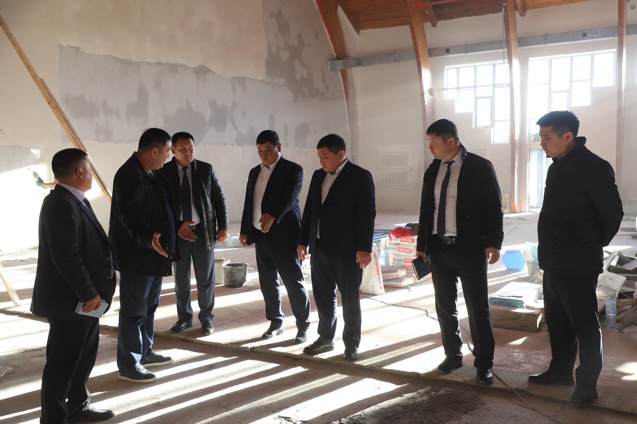 Аудан әкімі бірқатар құрылыс нысандарын аралады.jpg