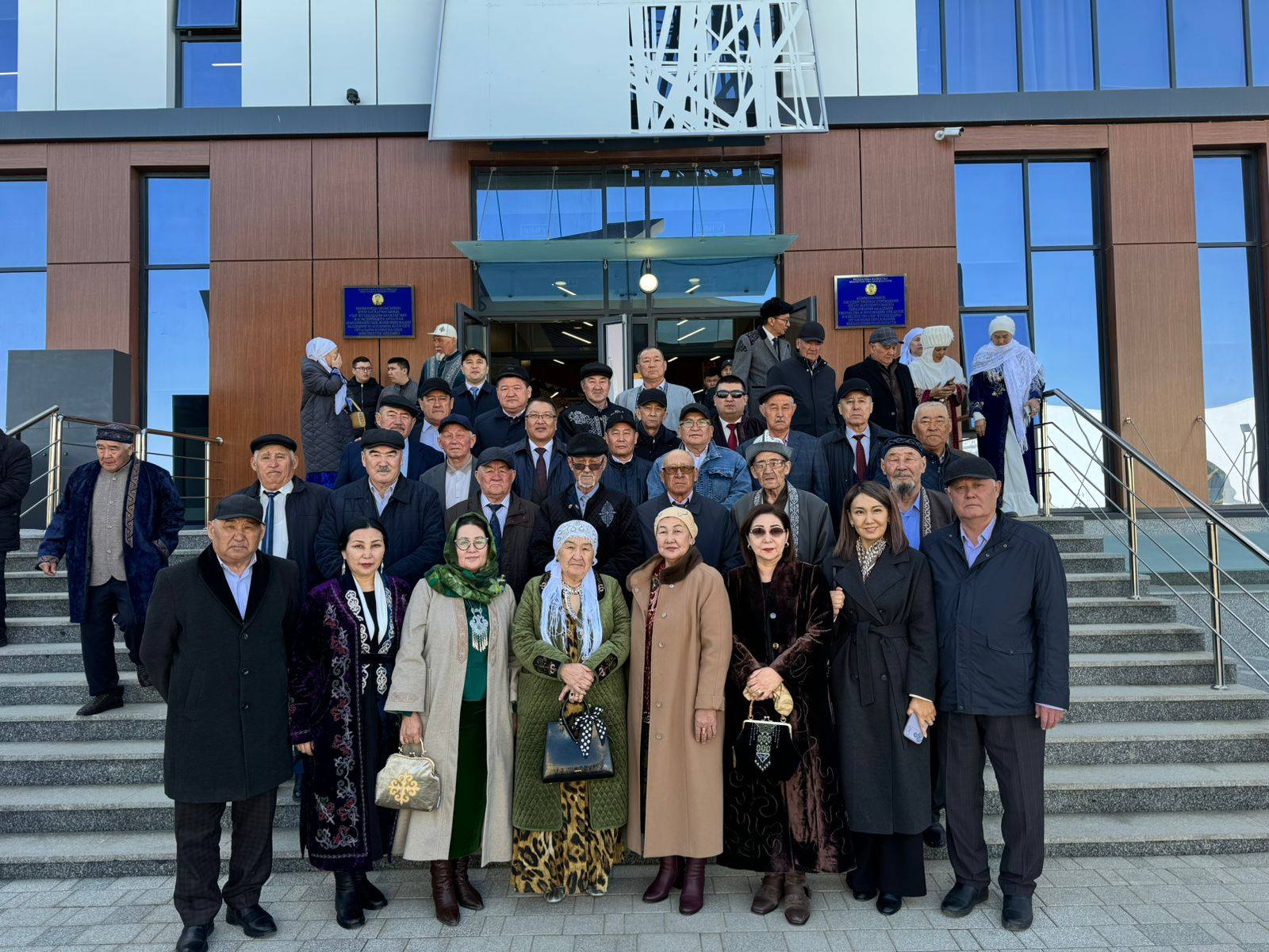 Аудан тұрғындары жаңарған Қызылорданы аралауда1.jpg