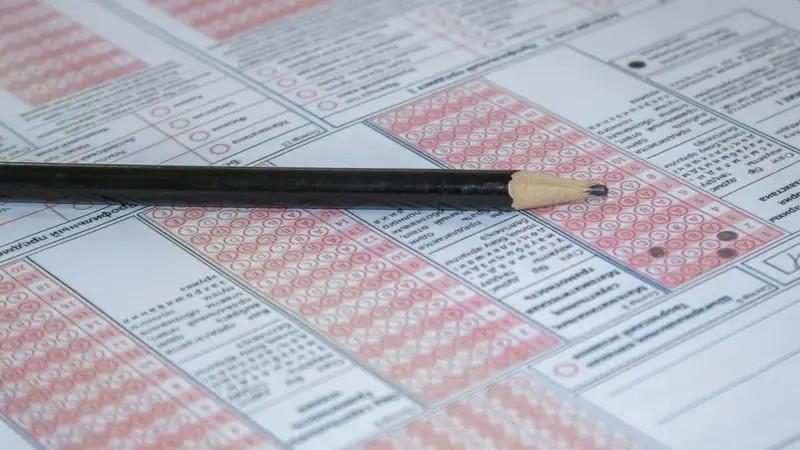 Стресс из за экзаменов. Утомление студентов. Школьники на экзамене. Усталость от учебы. Очень важный экзамен.