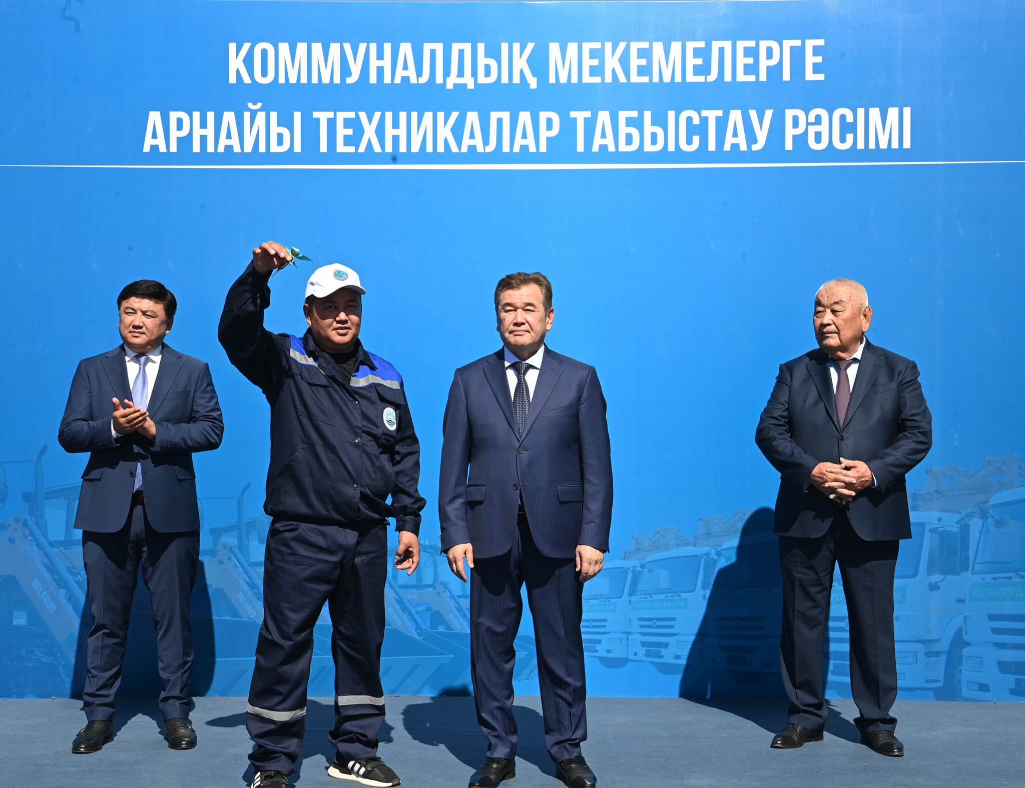 Коммунальным предприятиям передана спецтехника1.jpg