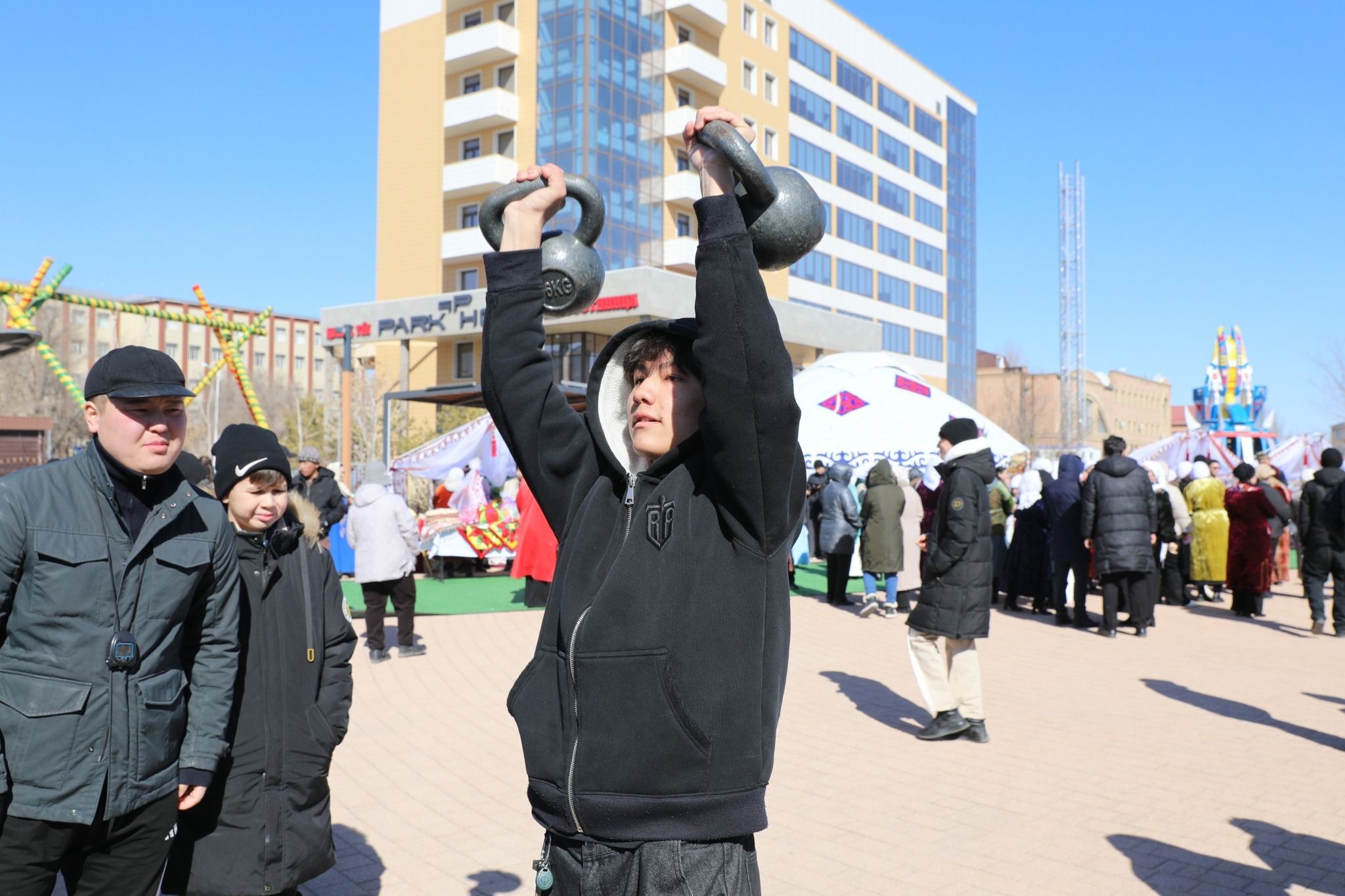 Кызылординцы отметили праздник Амал (Көрісу күні)2.jpg