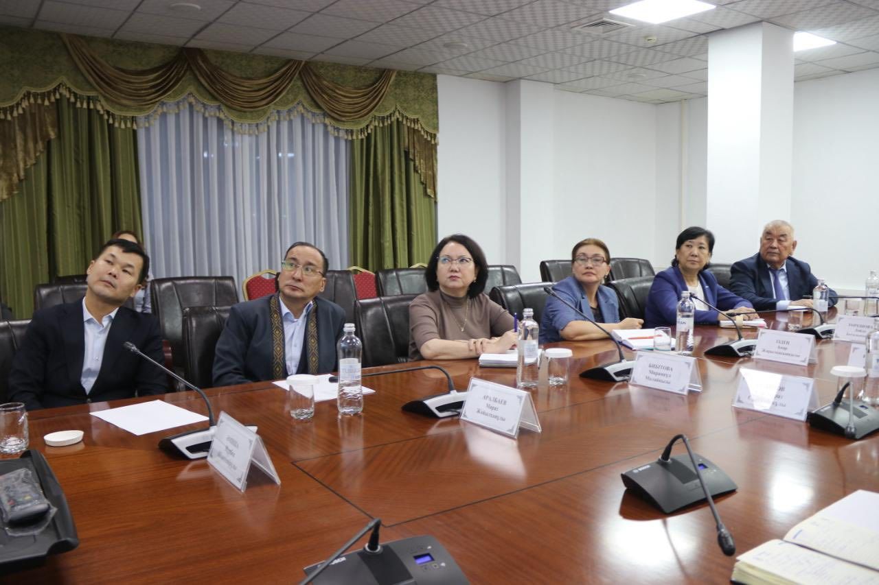 Мемлекеттік рәміздер жөніндегі комиссия отырысы 2.jpg