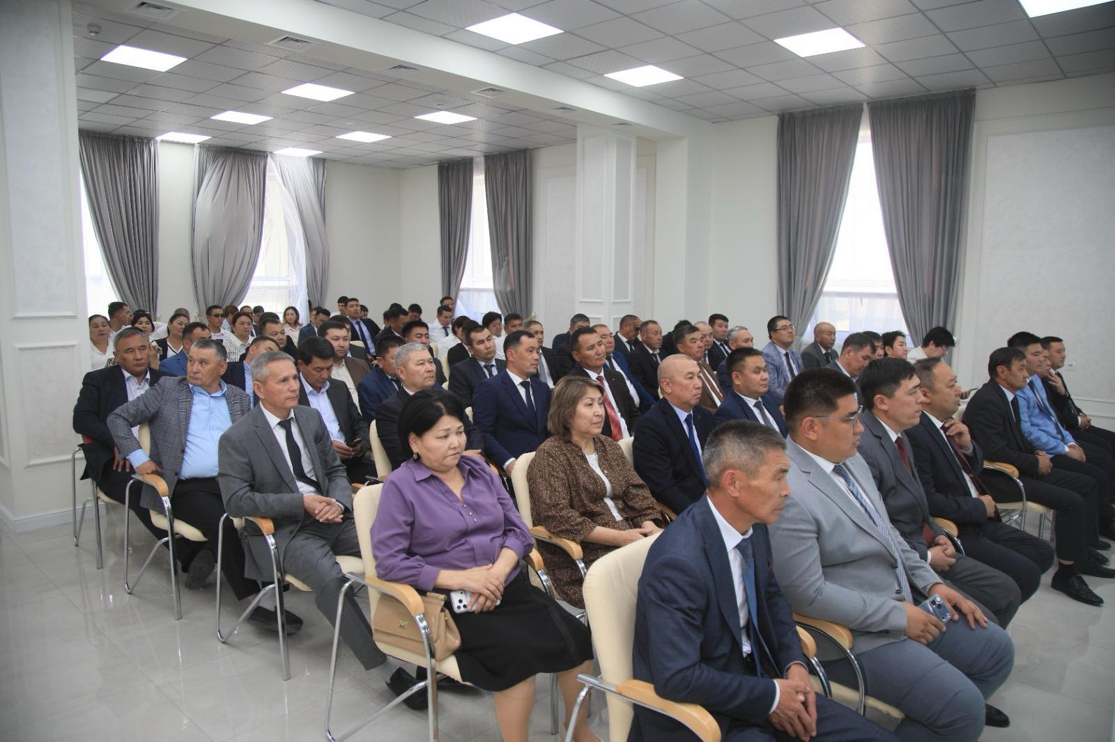 Мемлекеттік қызмет саласындағы өзекті мәселелер қаралды 2.jpg