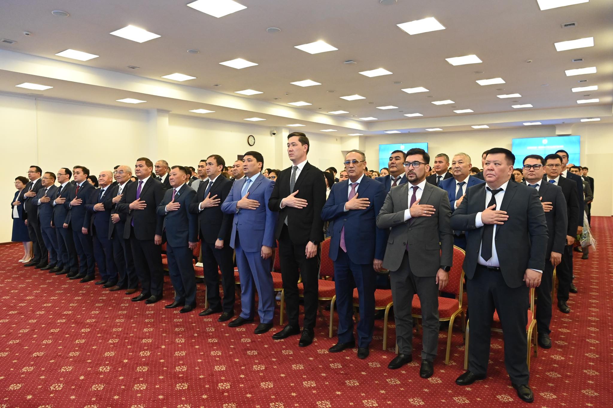Мемлекеттік қызметшілер марапатталды.jpg