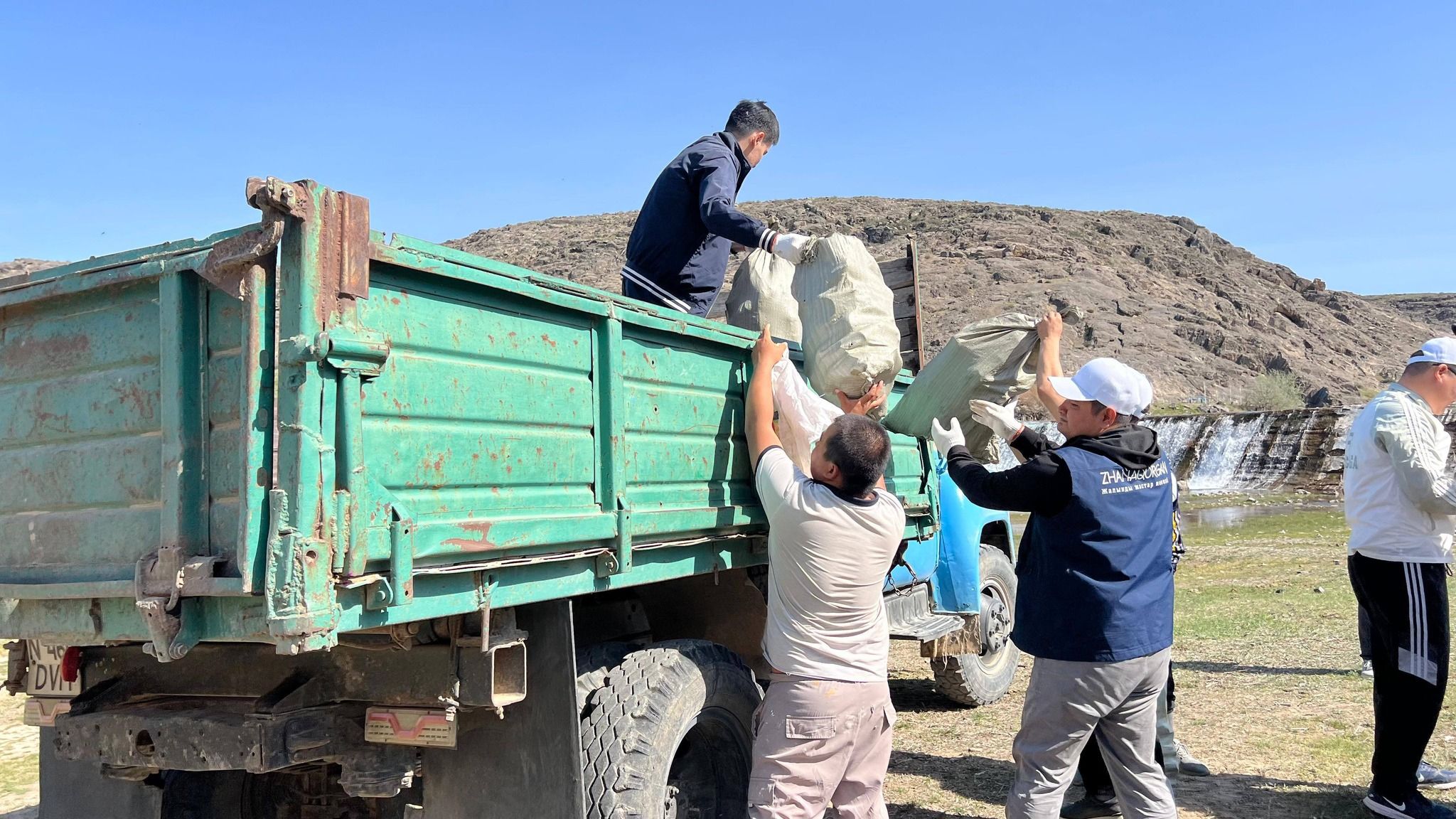 Молодежь из Жанакоргана провела субботник.jpg