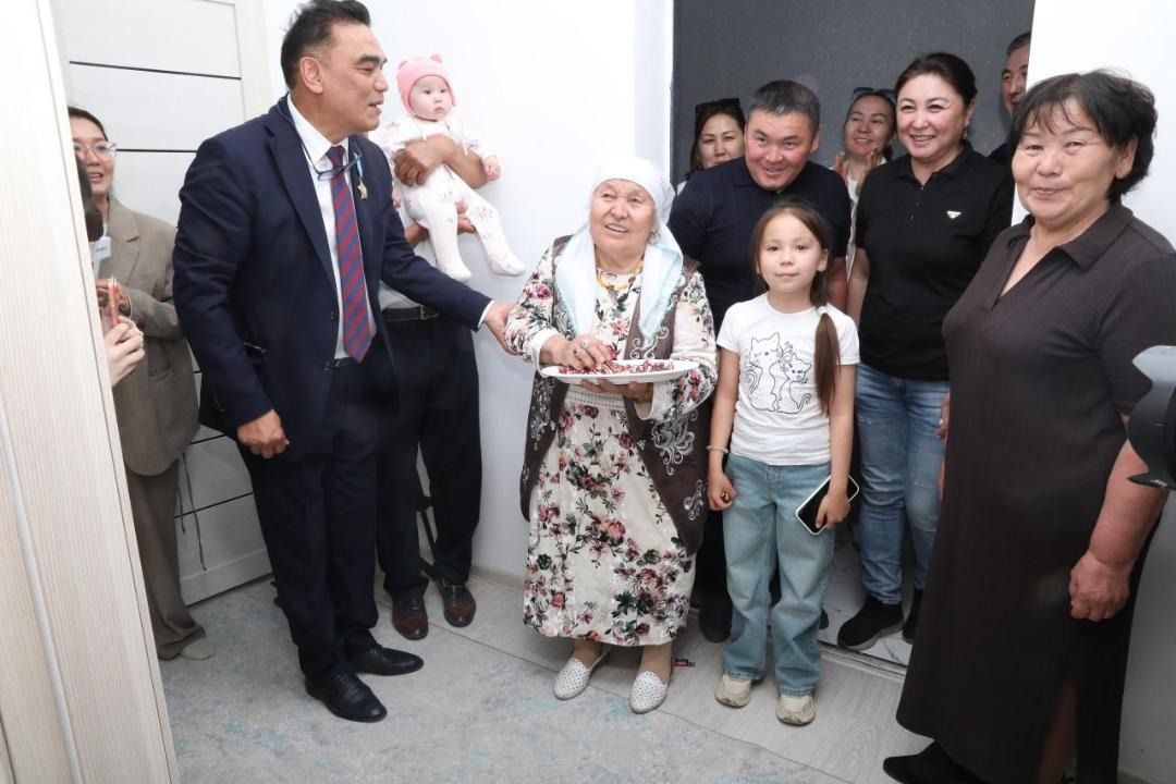 Молодые ученые заселились в квартиры, врученные Президентом.jpg