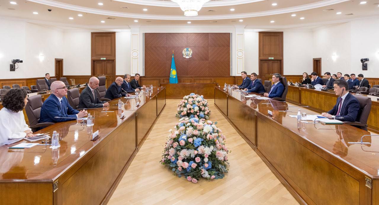 Олжас Бектенов Roca Group компаниясының басшысы Сантьяго де Гомар Рокамен Қызылорда облысындағы зауыт құрылысын талқылады.jpg