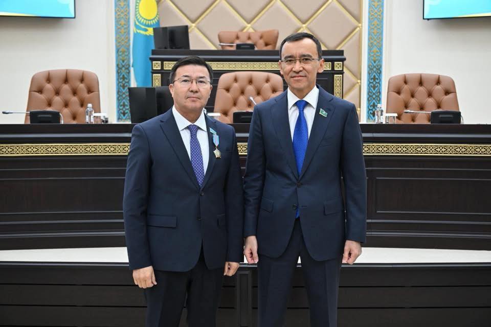 Сенат депутаттары награда 2.jpg