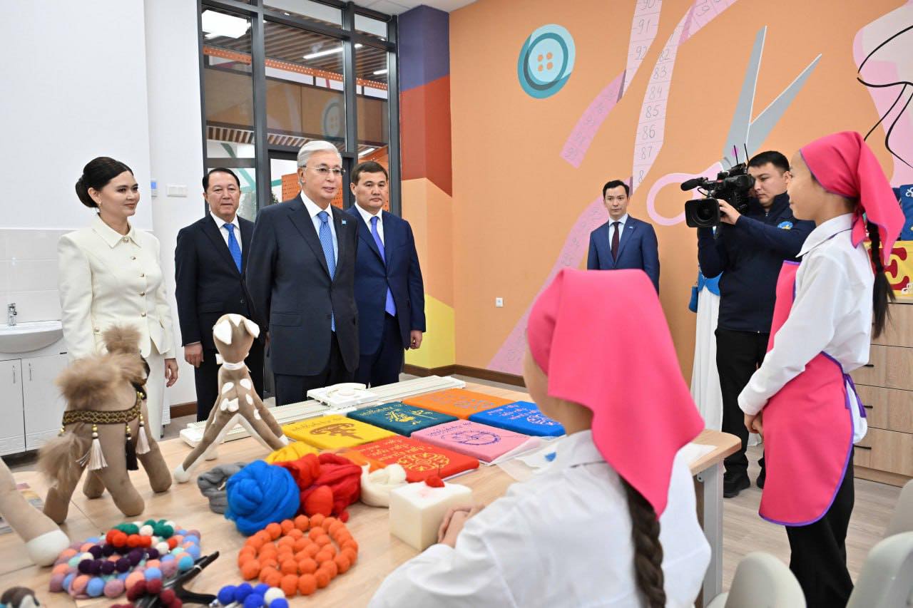 Желіде түкті писькилері бар жалаңаш әдемі қыздар видеоға түсуде