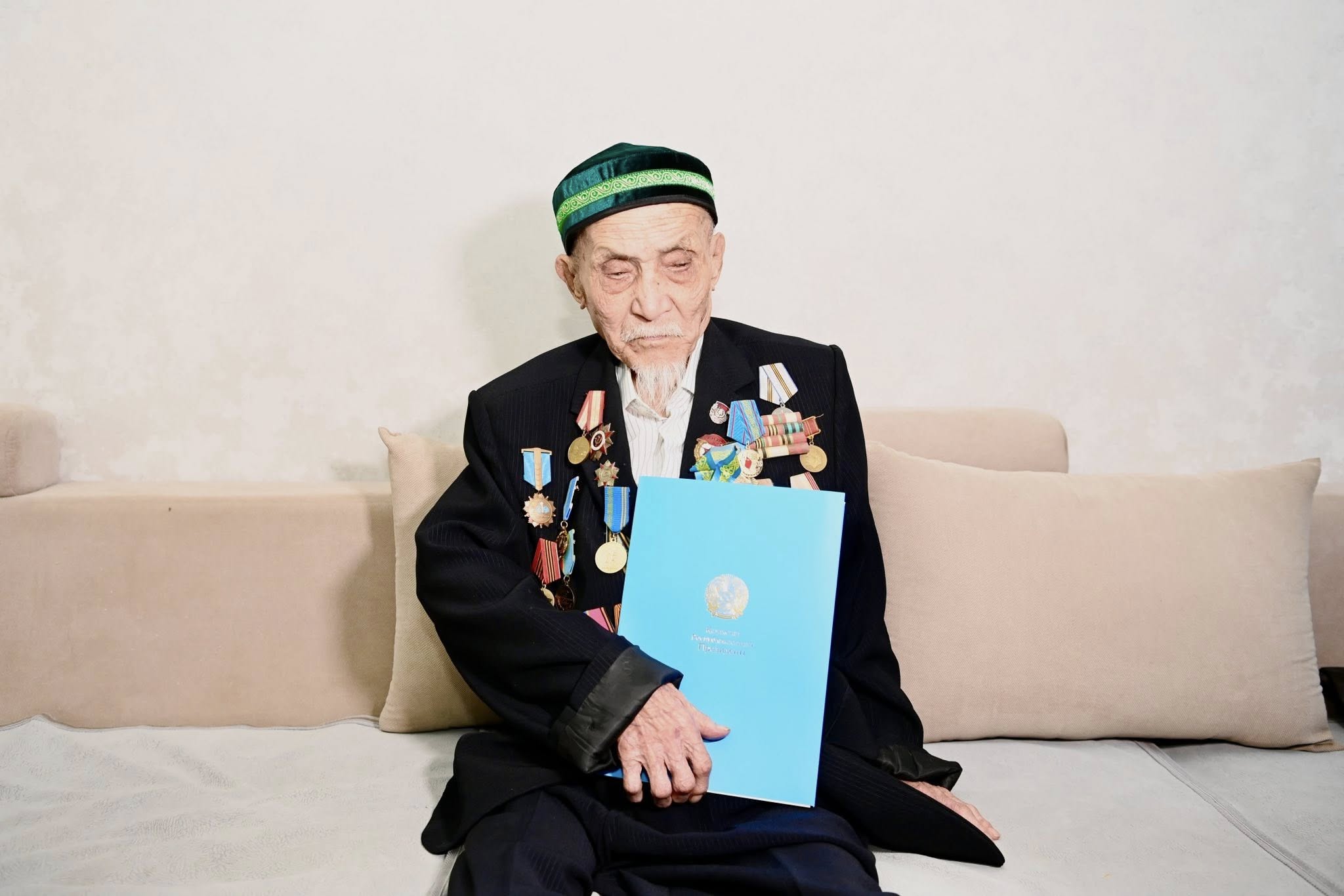 Тілеуберген Тобабергеновті құттықтады.jpg