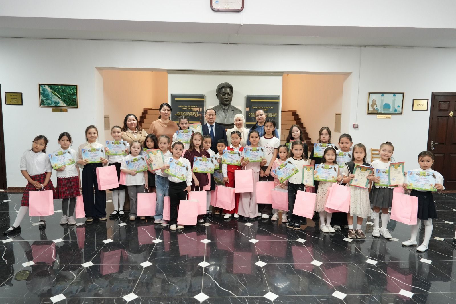 Выставка работ юных художников ко Дню птиц2.jpg