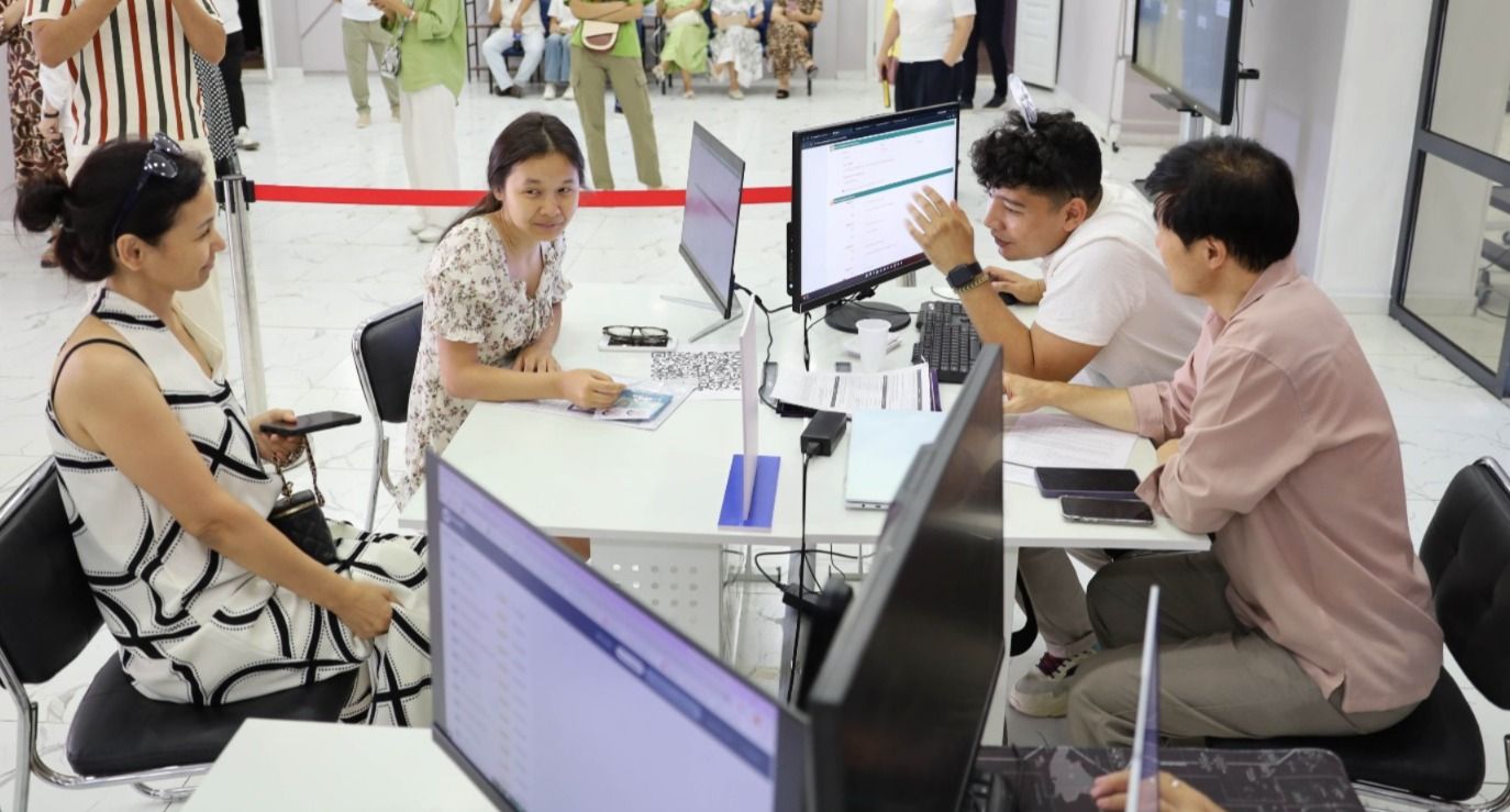 SeoulTech өкілі талапкерлерге білім беру бағдарламалары бойынша кеңес берді.jpeg
