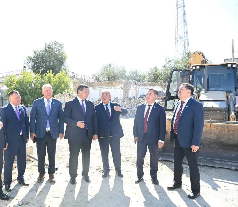 Железнодорожный вокзал в Саксаульск.jpg
