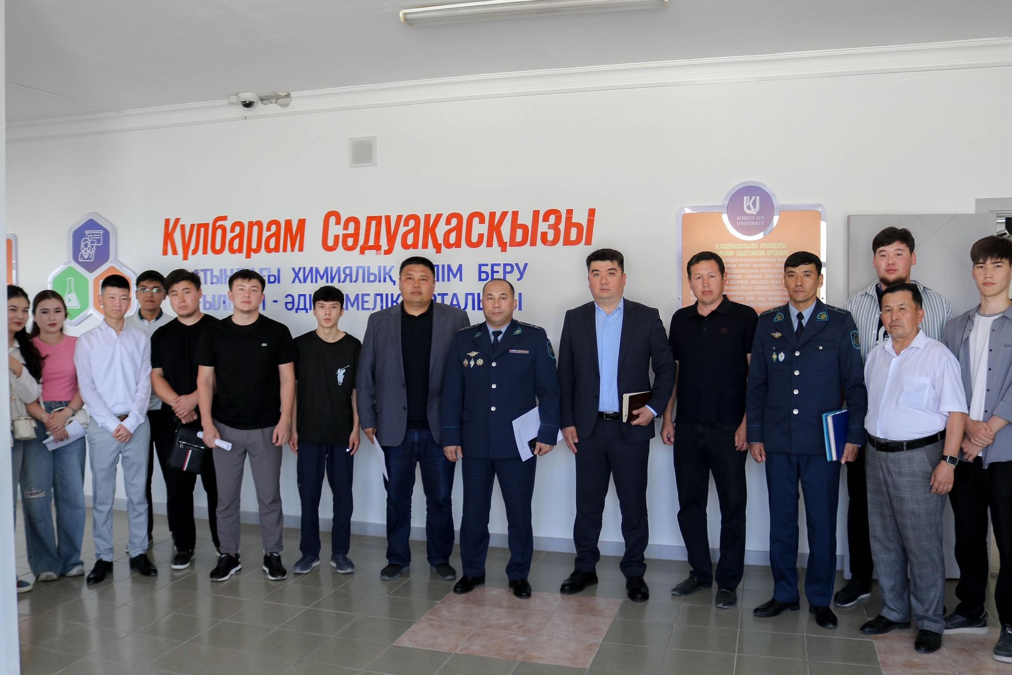 студенттермен кездесу.jpg