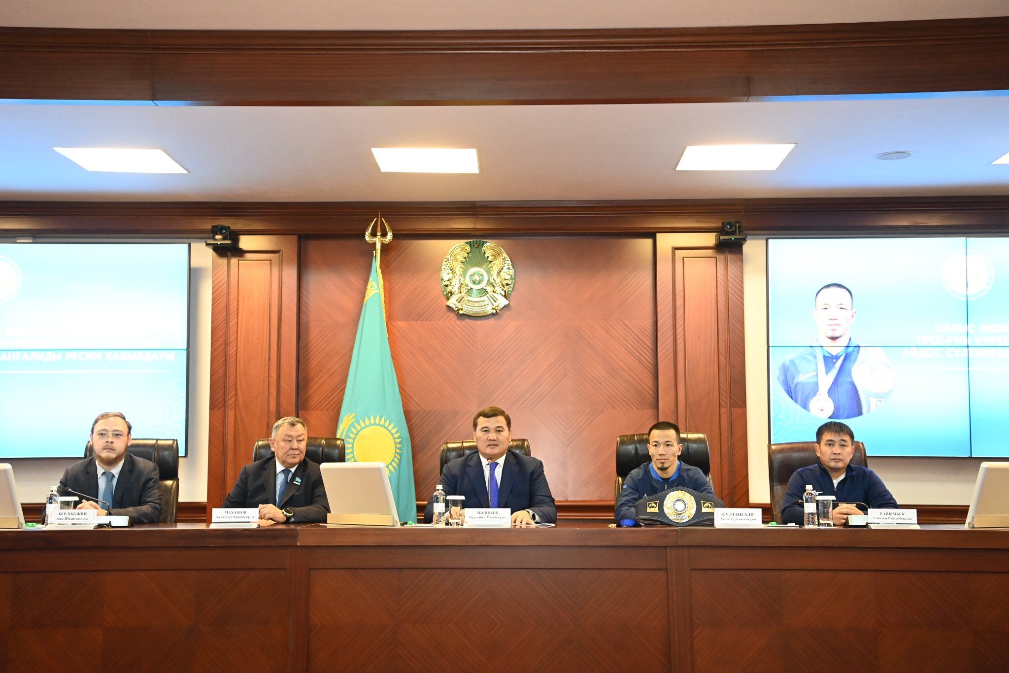 Қызылорда облысының әкімі Әлем чемпионы мен бапкеріне пәтер және көлік кілттерін табыс етті.jpg