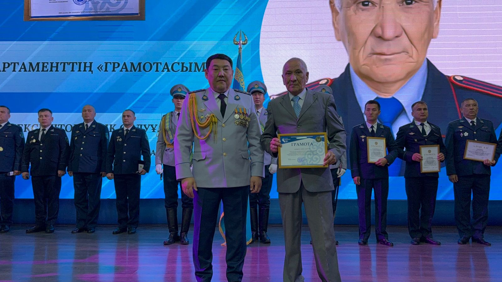 Қызылордалық полицейлер Республика күнін сән – салтанатымен атап өтті.jpg